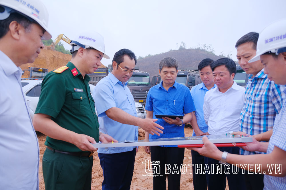  The Chairman of the Provincial People's Committee checks the progress of site clearance and construction of the project, the section through Pho Yen City.