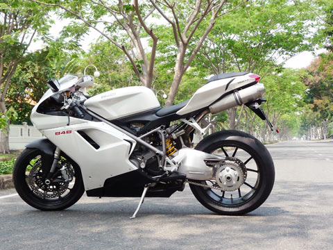 Ducati 848 màu trắng tinh khiết trên đường phố.