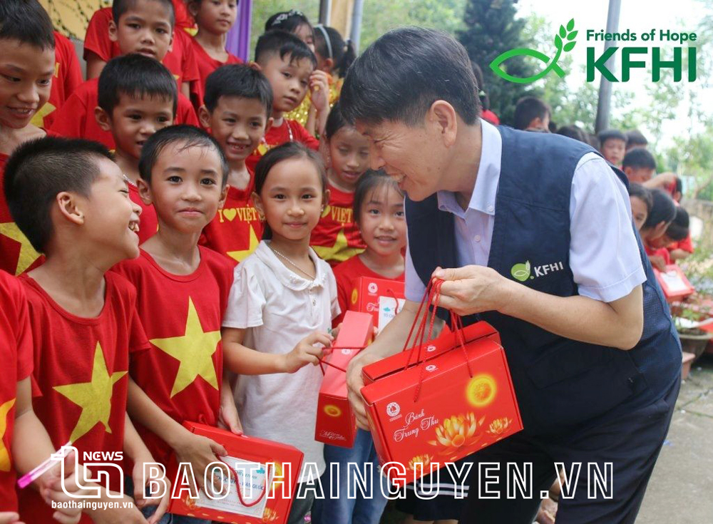  A representative of KFHI is giving gifts to students in Phu Do commune (Phu Luong). Photo: KFHI