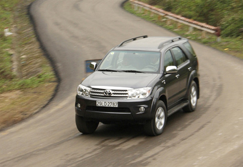  Toyota Fortuner bị lỗi bu-lông hàng ghế sau siết không đủ lực.