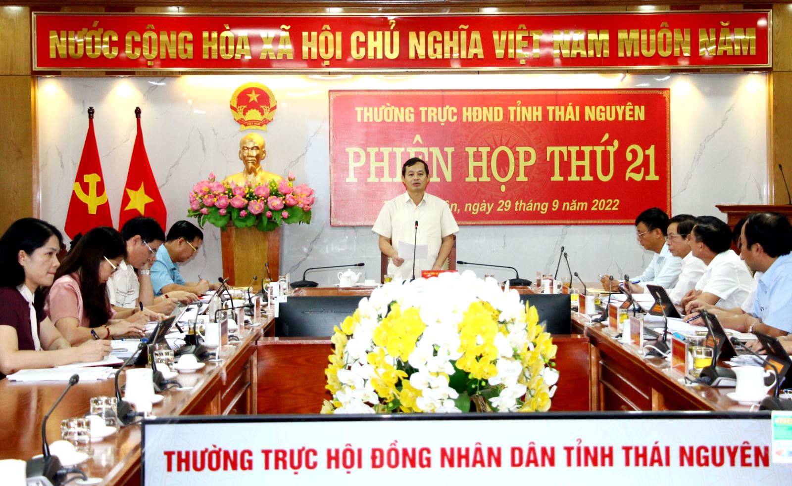  Đồng chí Phạm Hoàng Sơn, Phó Bí thư Thường trực Tỉnh ủy, Chủ tịch HĐND tỉnh phát biểu kết luận tại phiên họp.