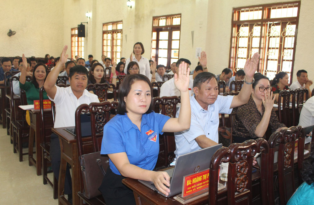  Các đại biểu HĐND huyện Đại Từ biểu quyết thông qua các nghị quyết.