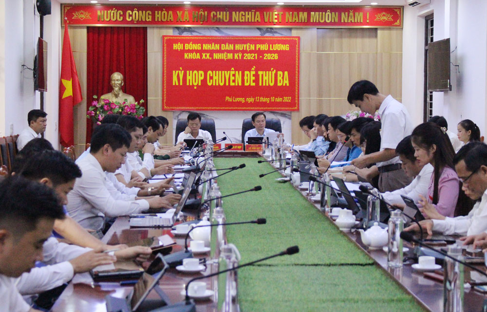 Đại biểu HĐND huyện Phú Lương phát biểu ý kiến tại Kỳ họp.