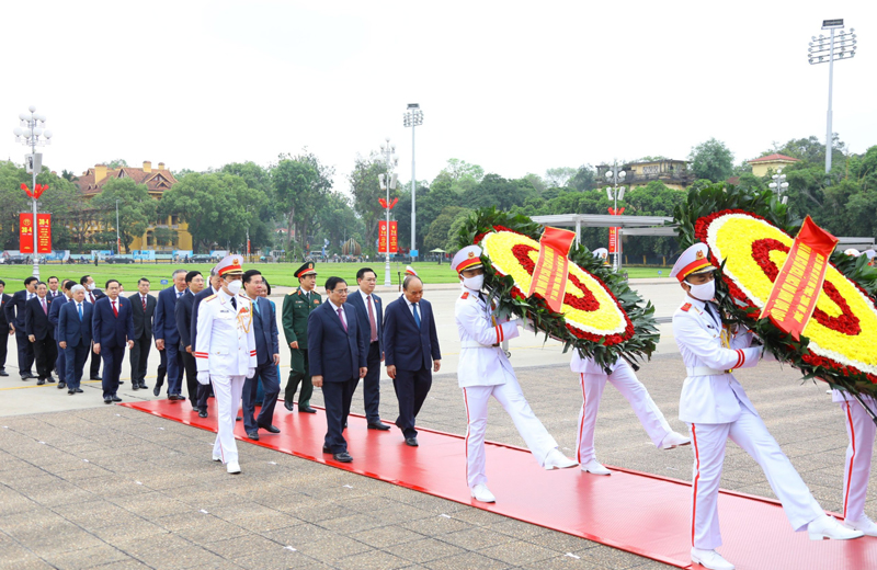  Đoàn đại biểu Ban Chấp hành Trung ương Đảng, Chủ tịch nước, Quốc hội, Chính phủ, Ủy ban Trung ương Mặt trận Tổ quốc Việt Nam cùng đại diện các bộ, ngành Trung ương và thành phố Hà Nội đặt vòng hoa, vào Lăng viếng Chủ tịch Hồ Chí Minh. Vòng hoa của Đoàn mang dòng chữ "Đời đời nhớ ơn Chủ tịch Hồ Chí Minh vĩ đại".