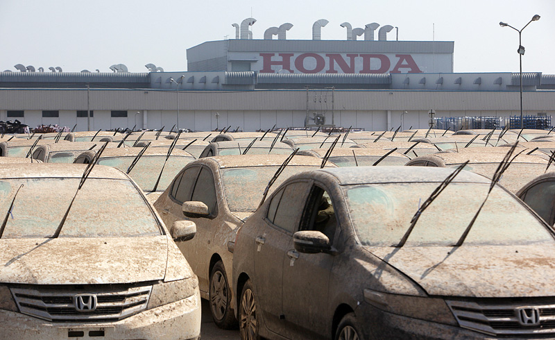 Hàng loạt ô tô Honda tại nhà máy Ayutthaya (Thái Lan) bị hư hại nặng vì ngập lụt.