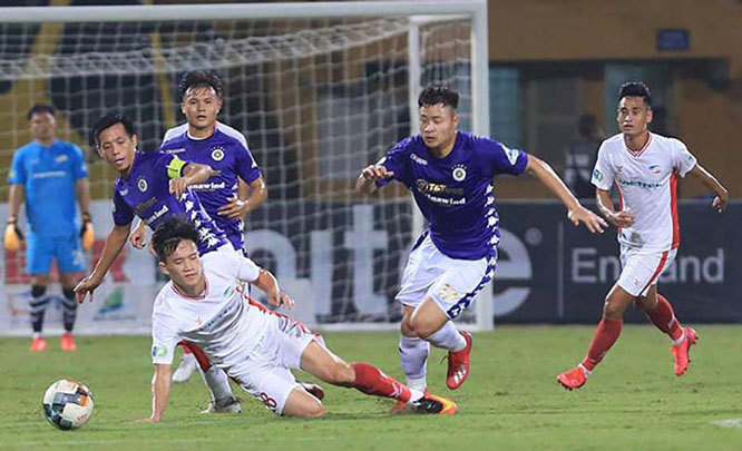  Pha tranh bóng giữa các cầu thủ Hà Nội FC và Viettel FC.