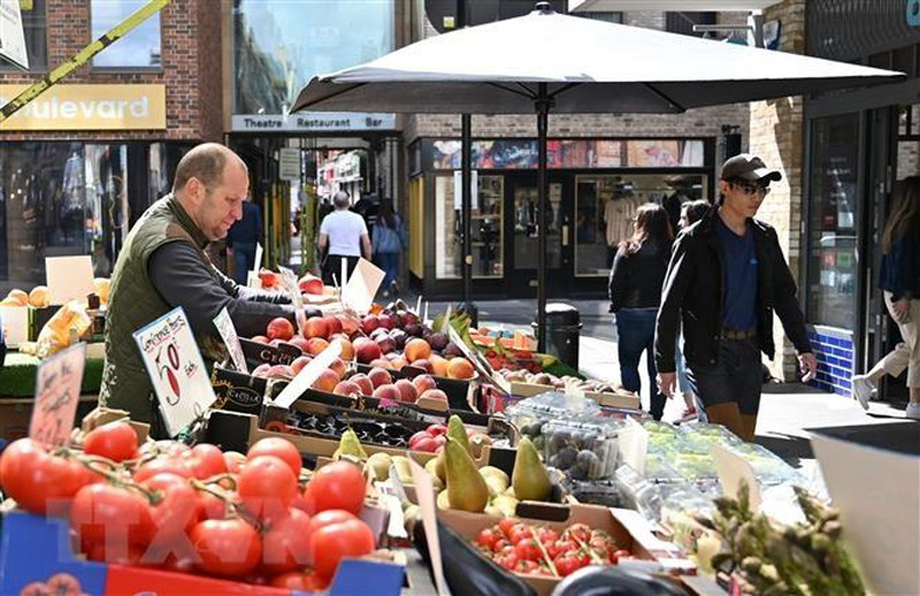  Một chợ rau quả ở London, Anh. (Ảnh: AFP/TTXVN)