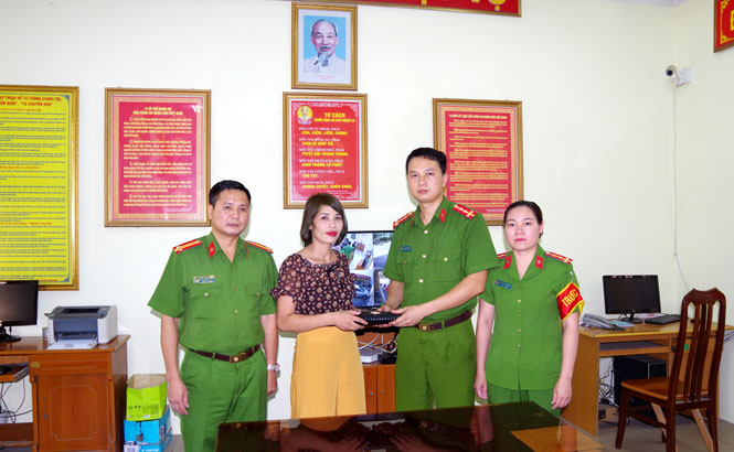  Đại úy Lê Minh Toàn và Công an phường Hoàng Văn Thụ (T.P Thái Nguyên) bàn giao tài sản cho chị Trần Thị Thanh.