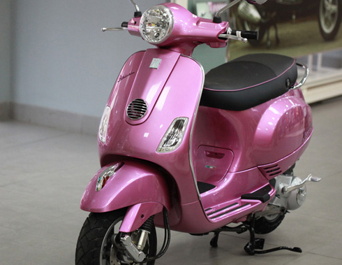 Vespa LX Pink, magrave;u lạ cho khaacute;ch hagrave;ng nữ. Ảnh Piaggio.