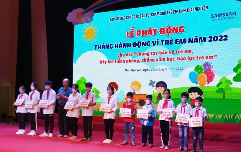  Lãnh đạo Hội Bảo trợ người khuyết tật và Bảo vệ quyền trẻ em tỉnh trao học bổng cho trẻ em có hoàn cảnh đặc biệt tại Lễ phát động Tháng hành động vì trẻ thơ năm 2022 của tỉnh.