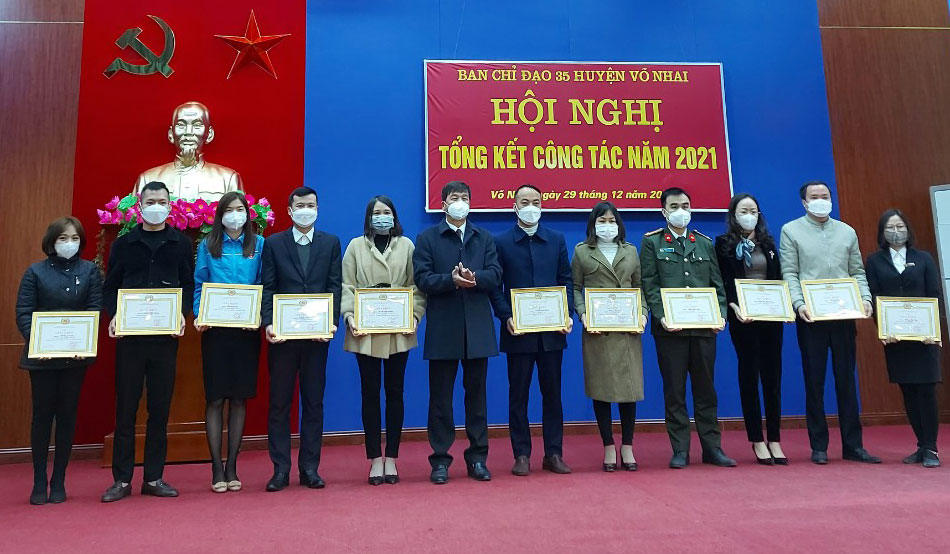  Huyện uỷ Võ Nhai khen thưởng những cá nhân có thành tích xuất sắc trong thực hiện Nghị quyết số 35 của Bộ Chính trị.
