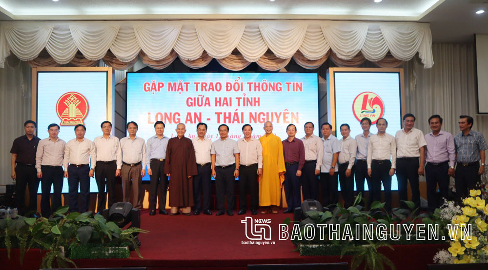  Đoàn công tác của tỉnh Thái Nguyên và các đồng chí lãnh đạo, đại biểu tỉnh Long An tại buổi làm việc.