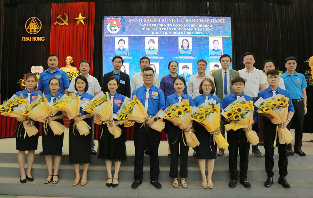  Lãnh đạo Tỉnh đoàn, Thành đoàn Thái Nguyên cùng lãnh đạo Công ty và các đại biểu chụp ảnh lưu niệm với Ban Chấp hành Đoàn TNCS Hồ Chí Minh Công ty CP Thương mại Thái Hưng khóa mới.