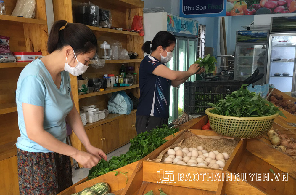  Cửa hàng kinh doanh thực phẩm an toàn Phú Sơn Food (nằm trên đường Bắc Sơn, TP. Thái Nguyên) được nhiều người tiêu dùng tin tưởng.