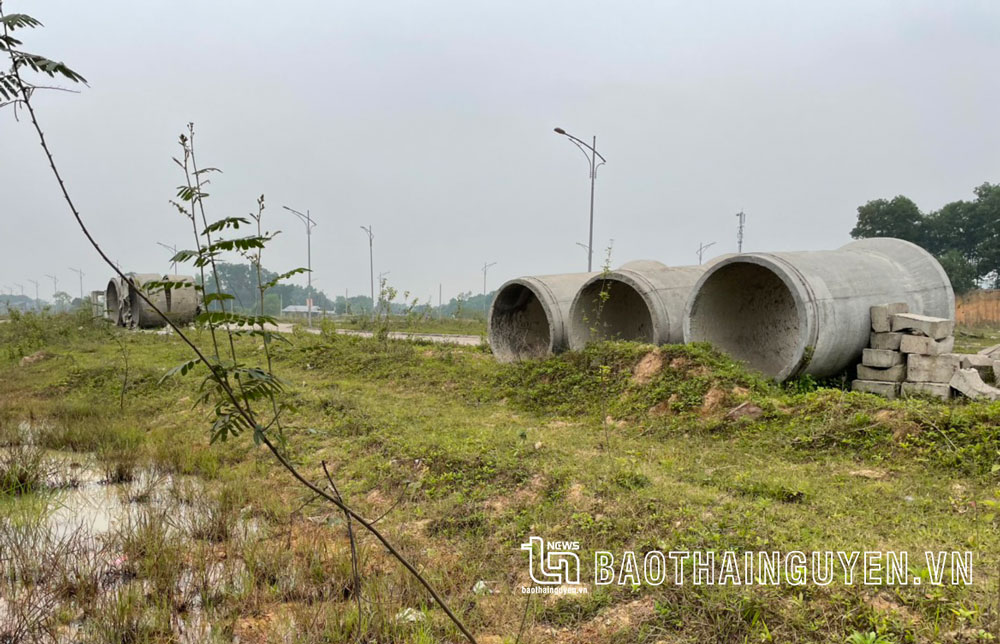 Nhiều nhà thầu phụ đã rút khỏi công trường nên vật liệu ngổn ngang.