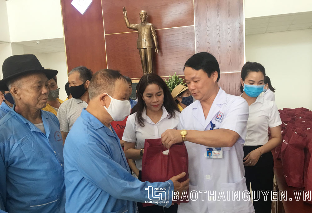 Bệnh viện Trung ương Thái Nguyên luôn có nhiều hoạt động thiết thực trong chăm sóc, động viên các bệnh nhân cao tuổi.