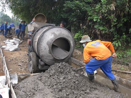  Năm 2010, bagrave; con xoacute;m Đocirc;ng Tiến đatilde; đoacute;ng goacute;p trecirc;n 100 triệu đồng vagrave; hagrave;ng trăm cong lao động để mở rộng vagrave; becirc; tocirc;ng hoacute;a caacute;c tuyến đường của xoacute;m.