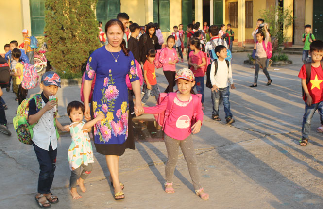  Cô Đào Thị Nhung đón con công nhân tan học tại Trường Tiểu học Bách Quang (T.P Sông Công). 
