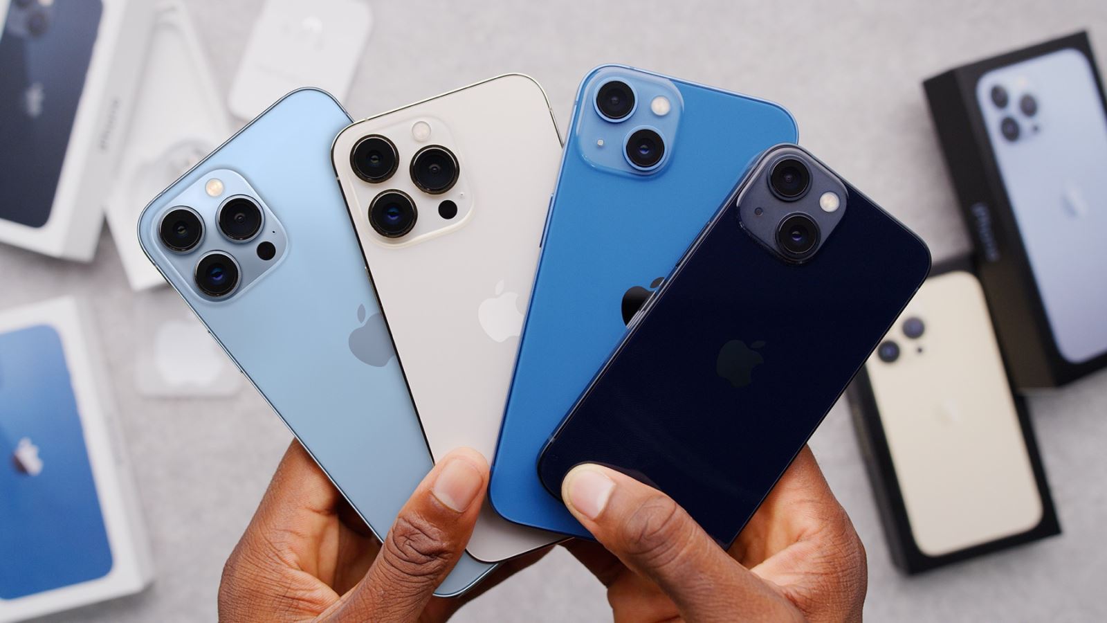  iPhone 13 đang “sốt” tại Việt Nam, trong đó phiên bản cao cấp Pro Max tại các cửa hàng có giá tới hơn 42 triệu đồng.