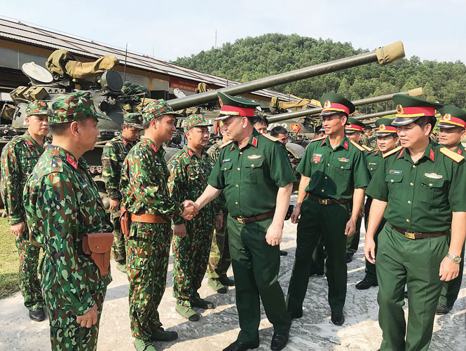  Trung tướng Nguyễn Hồng Thái, Uỷ viên Trung ương Đảng, Tư lệnh Quân khu 1 kiểm tra công tác sẵn sàng chiến đấu tại Lữ đoàn xe tăng 409.