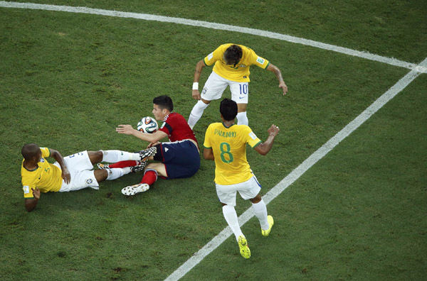  Brazil vây ráp, sẵn sàng chặt chém đối thủ (áo đỏ) từ vòng tròn giữa sân. Ảnh Reuters.