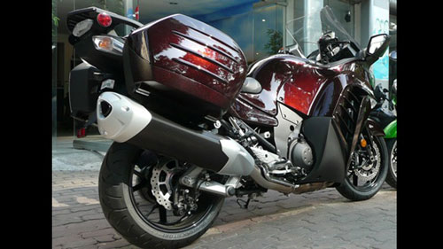  Nối tiếp thành công của mẫu xe đường trường năm 2011, Kawasaki nâng cấp Concours14 2012 với các hệ thống an toàn như ABS, KTRC.
