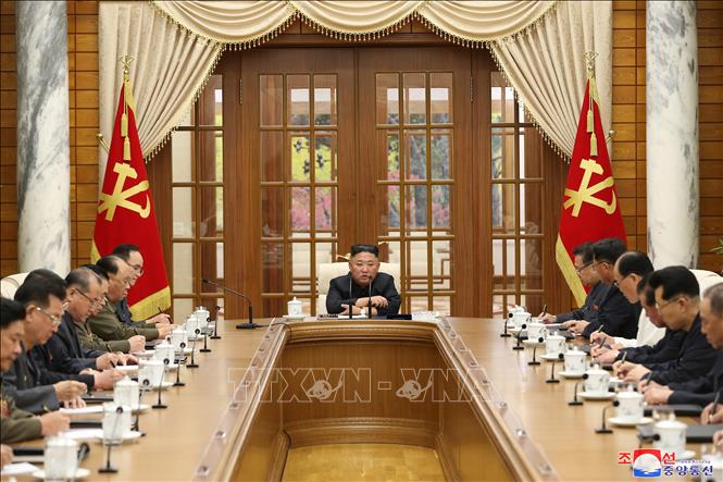  Nhà lãnh đạo Triều Tiên Kim Jong-un (giữa) chủ trì cuộc họp Bộ Chính trị Ban Chấp hành trung ương đảng Lao động Triều Tiên tại Bình Nhưỡng (ảnh do KCNA công bố ngày 5/6/2021). Ảnh tư liệu: Yonhap/TTXVN