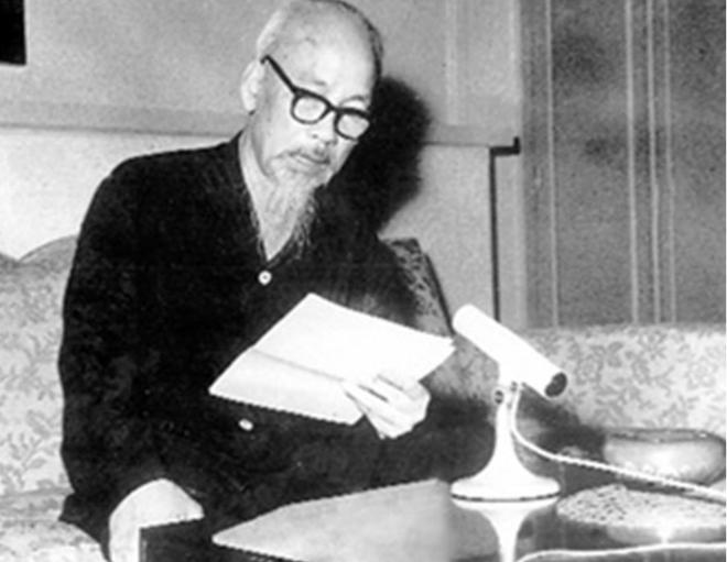  Chủ tịch Hồ Chí Minh đọc lời kêu gọi đồng bào và chiến sĩ cả nước quyết tâm đánh thắng giặc Mỹ xâm lược. Người khẳng định: "Không có gì quý hơn độc lập tự do". Hà Nội, ngày 17-7-1966. Ảnh: T.L