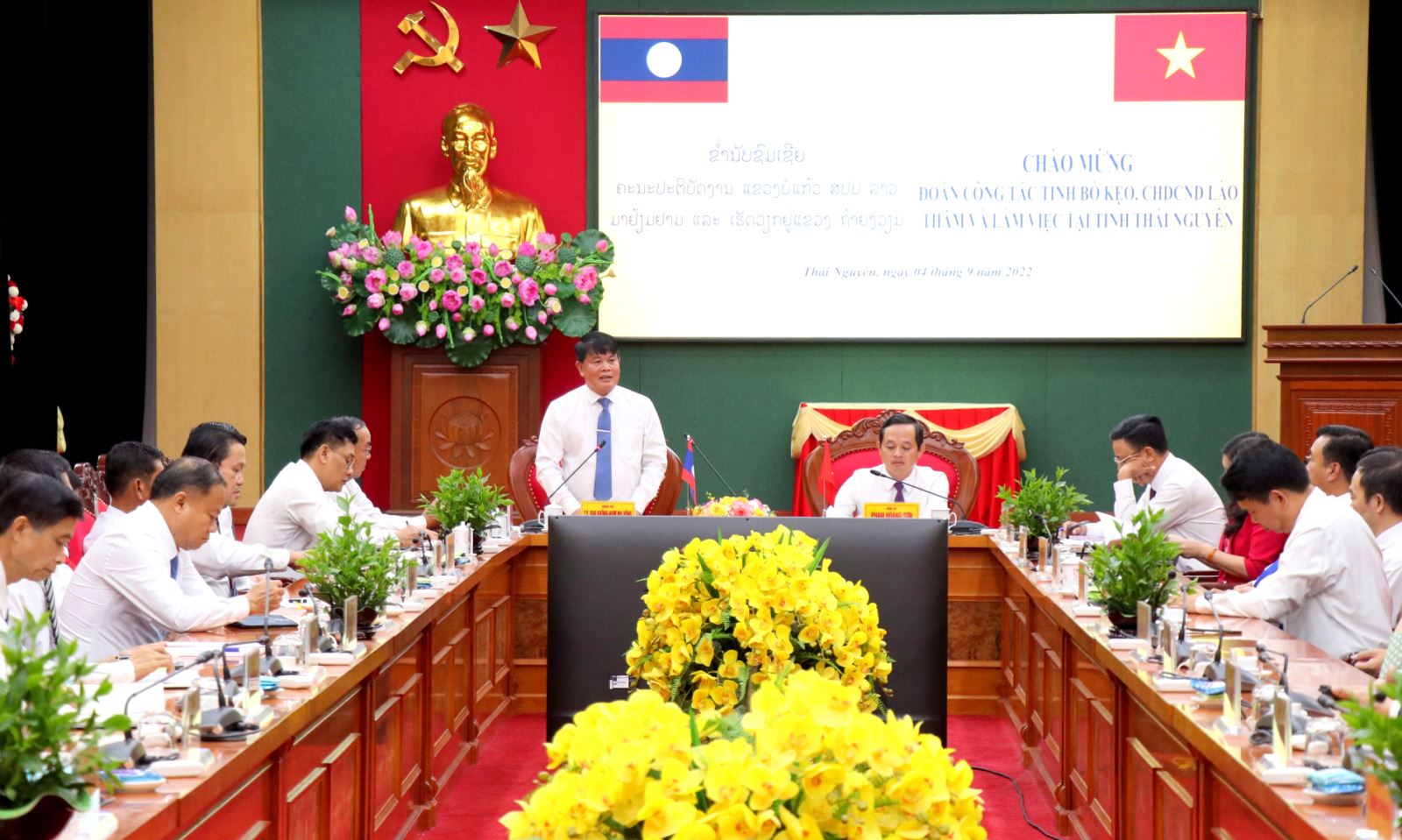  Đồng chí Bua Không - Nam Mạ Vông, Ủy viên Ban Chấp hành Trung ương Đảng Nhân dân Cách mạng Lào, Bí thư Tỉnh ủy, Tỉnh trưởng tỉnh Bò Kẹo phát biểu tại buổi làm việc với các đồng chí lãnh đạo tỉnh Thái Nguyên.