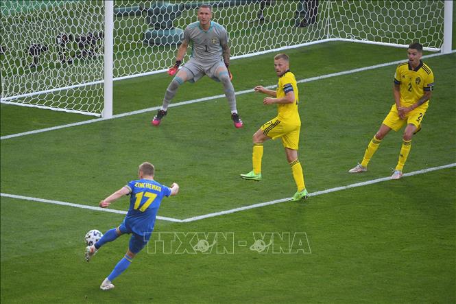  Hậu vệ Ukraine Oleksandr Zinchenko (trái) kiến tạo đường bóng cho tiền đạo Artem Dovbyk lập công, ghi bàn thắng ấn định tỷ số 2-1 trước Thụy Điển trong trận đấu vòng 16 đội, chung kết EURO 2020 trên sân Glasgow, Scotland, ngày 29/6/2021. Ảnh: AFP/TTXVN