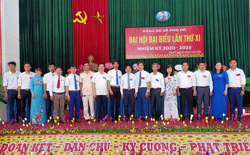  Ban Chấp hành Đảng bộ xã Phú Đô khoá XI, nhiệm kỳ 2020 - 2025 ra mắt đại hội.