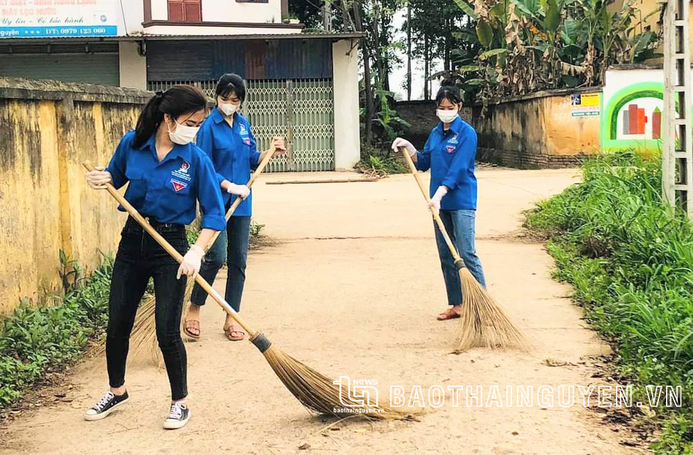 Đoàn viên thanh niên huyện Phú Bình tham gia dọn dẹp vệ sinh môi trường trong “Ngày Chủ nhật xanh” (Ảnh: T.L)
