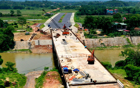  Đến nay, đường vành đai V vùng Thủ đô Hà Nội đoạn qua huyện Phú Bình dài trên 5km đã thi công được khoảng 90% khối lượng. Ảnh: M.H