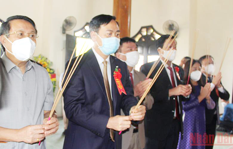  Lãnh đạo tỉnh Quảng Trị dâng hương tại Khu lưu niệm Tổng Bí thư Lê Duẩn.