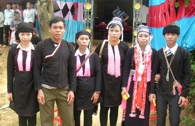  TS. Quỳnh Giao (thứ ba từ trái sang) tham dự lễ cưới của người Dao Tuyển ở huyện Bảo Thắng, tỉnh Lào Cai.