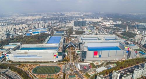 Nhà máy Samsung Electronics,  nơi sản xuất chip 3nm, đặt tại Hwaseong (Hàn Quốc), cách thủ đô Seoul khoảng 40 km về phía Nam. 