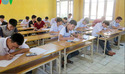  Thí sinh làm bài thi môn đầu tiên của đợt 1 kỳ thi ĐH năm 2014