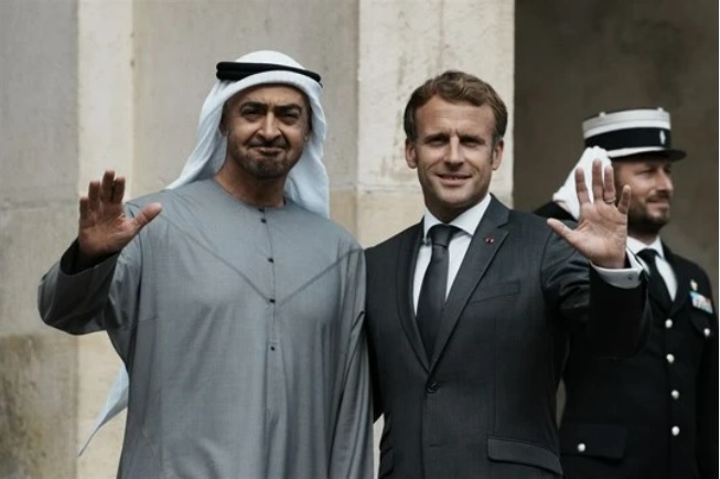  Tổng thống Pháp Emmanuel Macron tiếp đón Thái tử UAE Abu Dhabi Mohammed bin Zayed tại lâu đài Fontainebleau, phía Nam Paris, Pháp, ngày 15/9/2021. Ảnh: AP