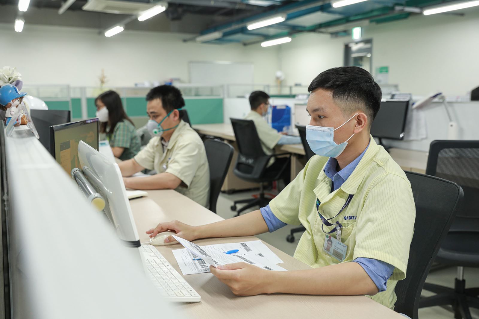  Mỗi khi tiếp nhận dòng sản phẩm mới, anh Dương Văn Hùng luôn dành thời gian nghiên cứu và tìm cách tối ưu hóa các công đoạn.