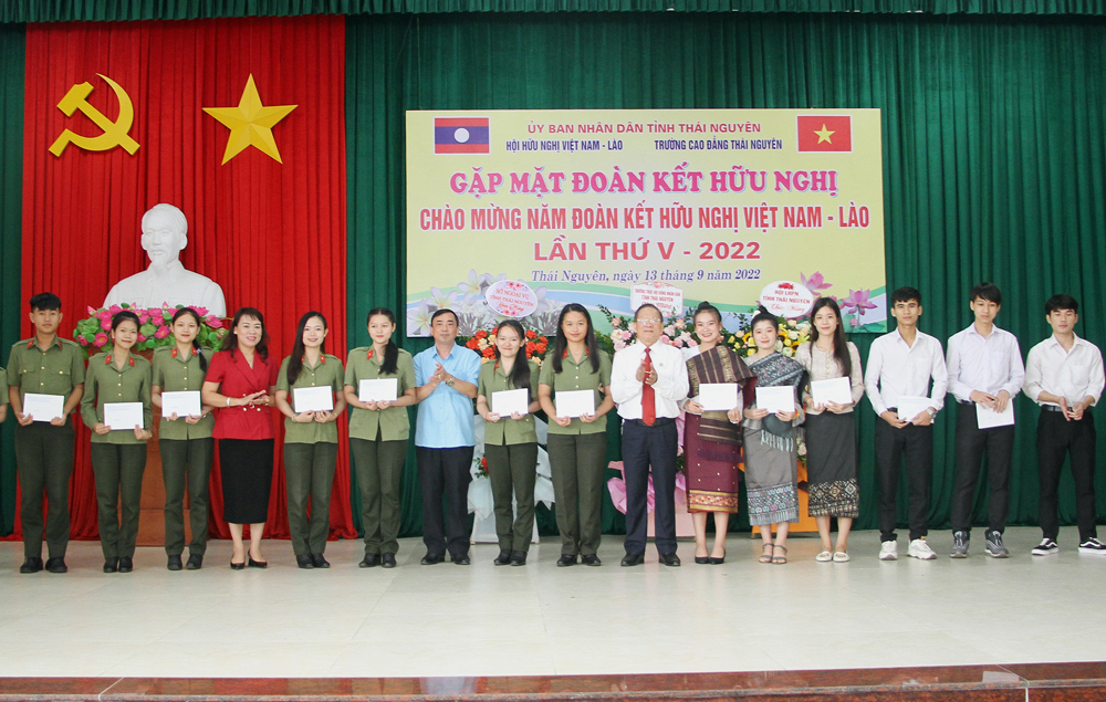The Organizing Committee gives gifts to Lao students who achieved excellent results in the school year 2021-2022.
