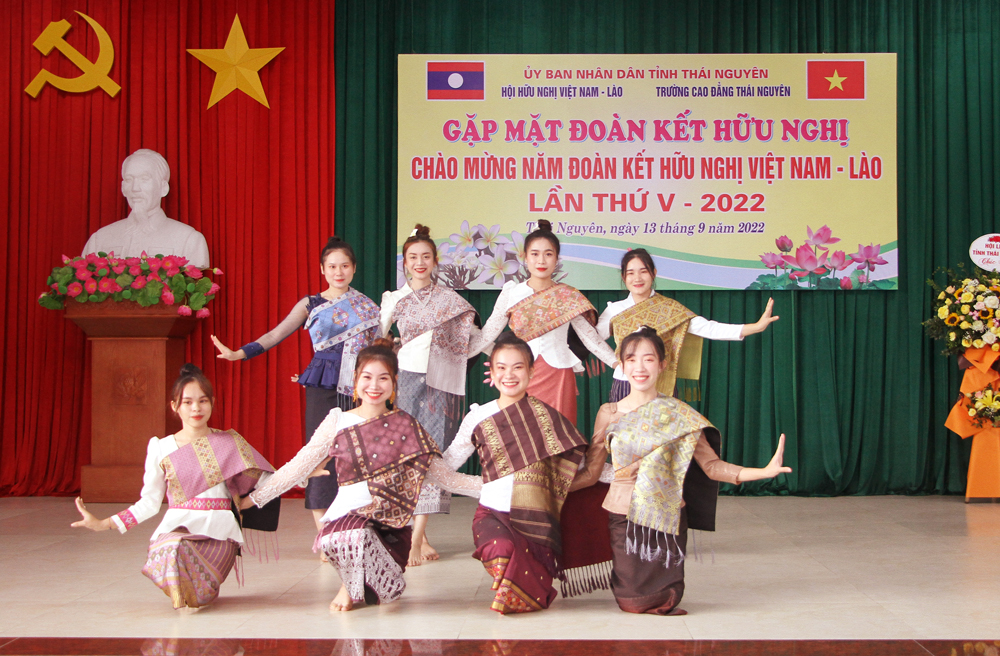  老挝留学生表演的文艺节目。