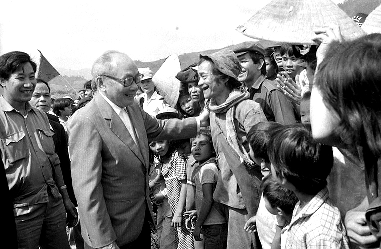  Chủ tịch Hội đồng Nhà nước Võ Chí Công với nhân dân huyện Phước Sơn trong chuyến thăm, làm việc tại tỉnh Quảng Nam - Đà Nẵng ngày 30/10/1989. (Ảnh: TTXVN)