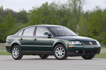 Một chiếc xe Volkswagen Passat. MIG coacute; kiểu daacute;ng giống song coacute; camera trecirc;n noacute;c.