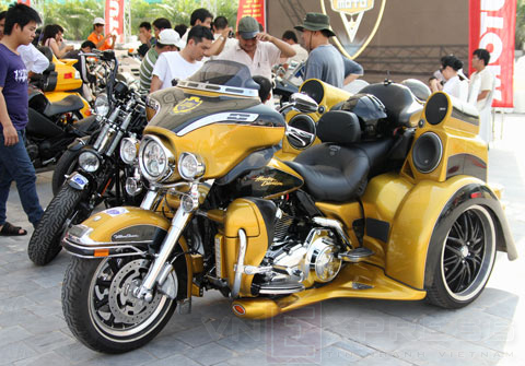 Harley Davidson Ultra Classic gắn bộ kit trở thành chiếc xe ba bánh.  