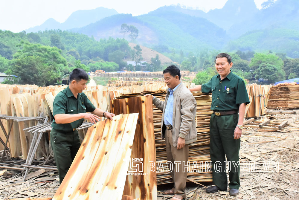  Mô hình HTX chế biến lâm sản của CCB Bùi Văn Dũng, xóm Làng Giai, xã La Hiên đạt doanh thu 400 triệu đồng/năm, tạo việc làm cho 15 lao động.