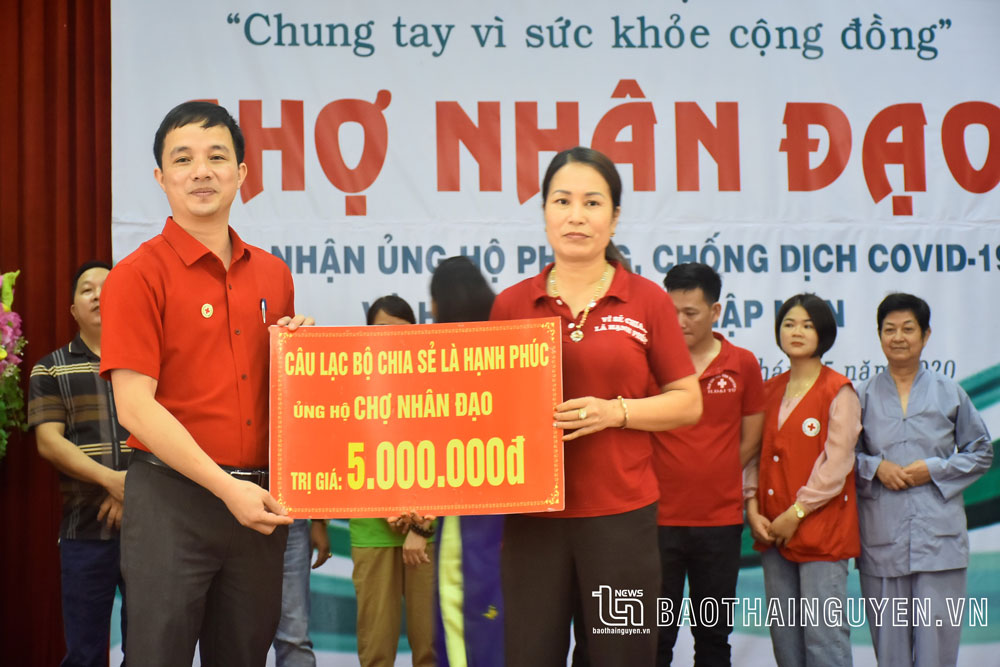  CLB Chia sẻ là hạnh phúc trao tượng trưng kinh phí hỗ trợ “Chợ Nhân đạo” giúp đỡ các hoàn cảnh khó khăn tại huyện Đại Từ.
