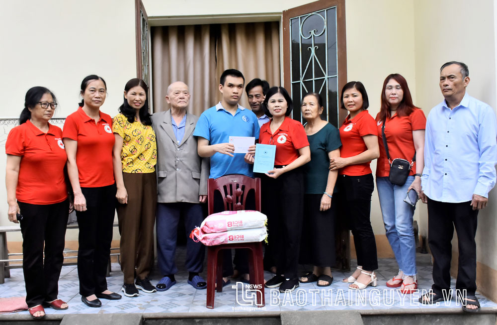  Hội Chữ thập đỏ phường Tân Thịnh (TP. Thái Nguyên) gắn địa chỉ nhân đạo cho em Đào Hồng Đăng, tổ dân phố số 8.