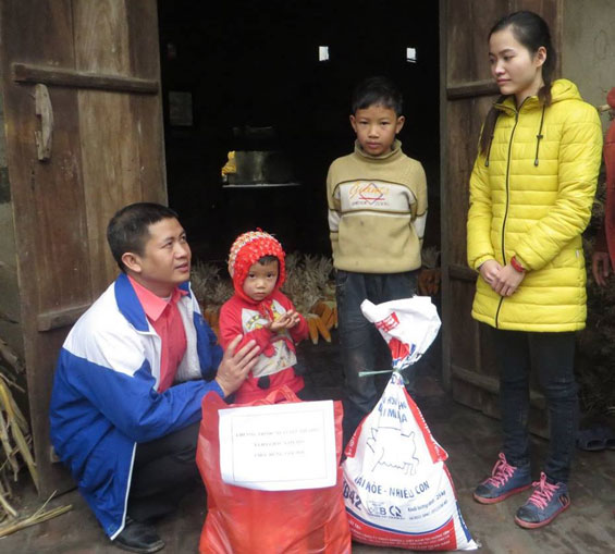  Anh Nguyễn Hoàng Trường cùng nhóm thiện nguyện đến thăm, tặng quà gia đình chị Nguyễn Thị Gái (một mình nuôi hai con, bản thân thường xuyên đau yếu) ở xóm Chảy, xã Hà Châu nhân dịp Tết Nguyên đán Ất Mùi 2015.