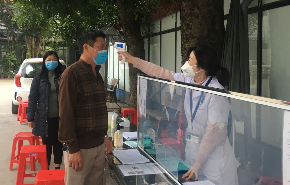  Nhằm đảm bảo an toàn trong phòng, chống dịch COVID-19, Bệnh viện Y học cổ truyền Thái Nguyên luôn kiểm soát nghiêm ngặt người ra, vào.