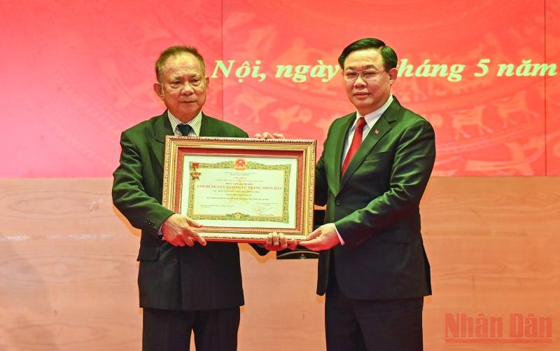  Chủ tịch Quốc hội Vương Đình Huệ trao danh hiệu “Anh hùng Lực lượng vũ trang nhân dân” cho gia đình cố Thứ trưởng Trần Xuân Viên.